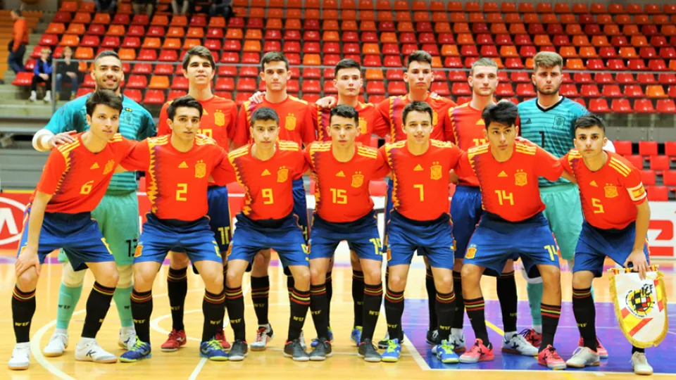 La Selección Sub-19 de fútbol sala posa antes del amistoso jugado en Jelgava