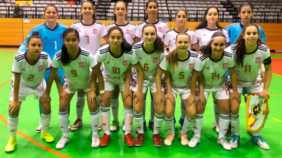 La Selección española Sub-19 de fútbol sala posa antes de su encuentro frente a Portugal