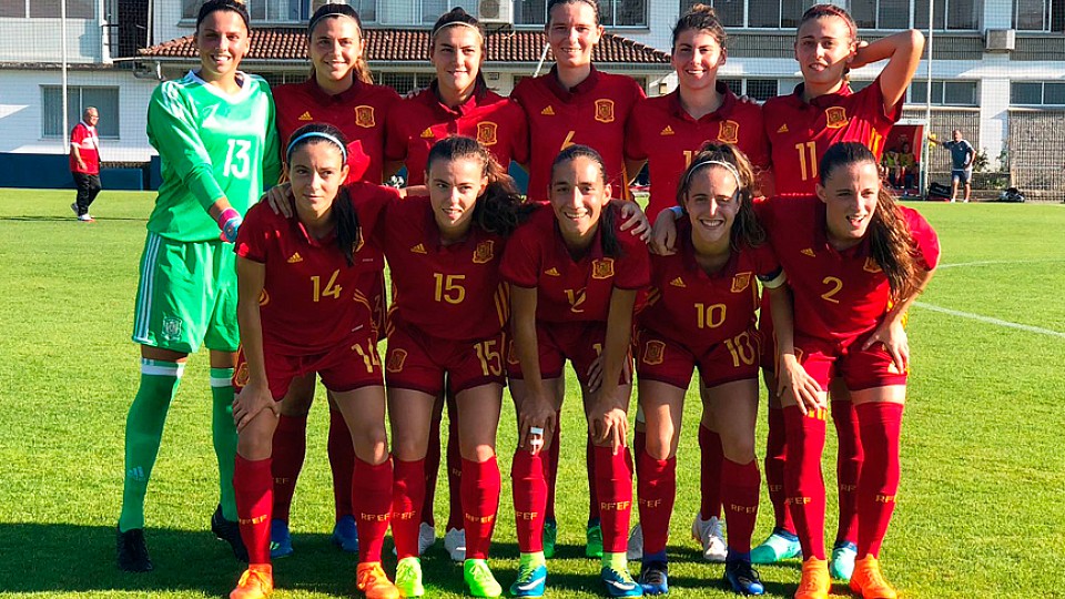 La Selección Sub-20 femenina posa antes de su partido frente a la Sub-16 masculina de Navarra