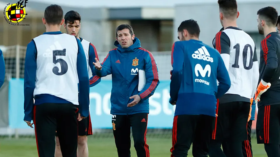 El seleccionador nacional Sub-21, Albert Celades, se dirige a sus jugadores en Las Rozas
