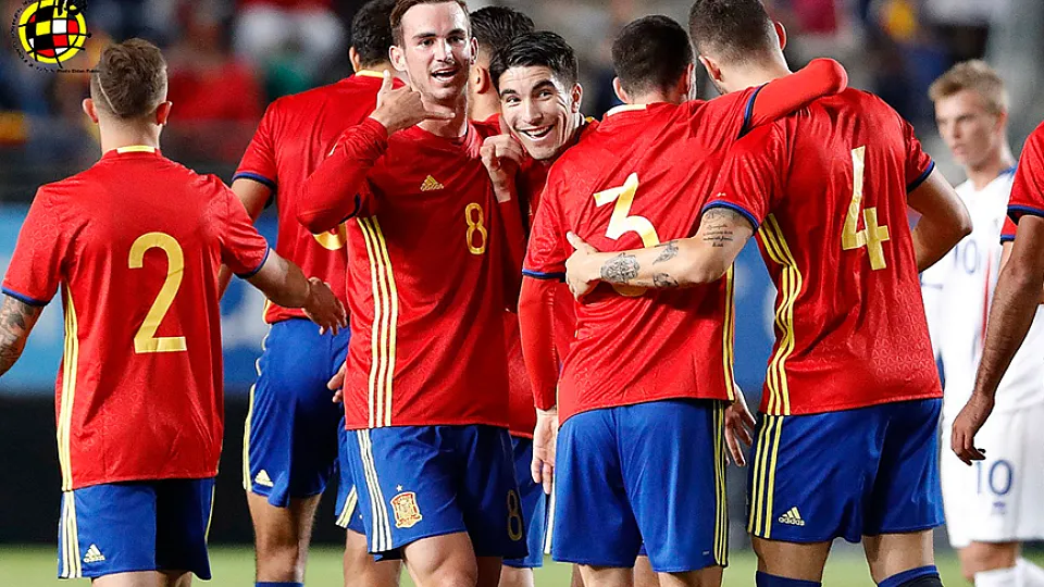 Los jugadores de la selección Sub-21 celebran un tanto