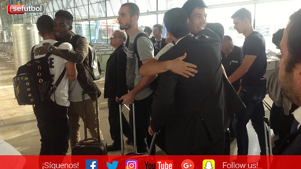 Los jugadores de la Selección española Sub-21 se despiden en el aeropuerto de Barajas