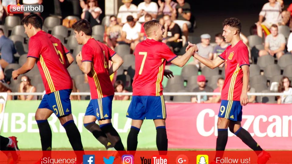 Los jugadores de la Selección Sub-21 celebran uno de sus tantos ante San Marino
