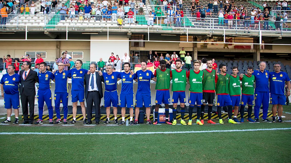 Cuerpo técnico y jugadores de la Selección Sub-21 antes del encuentro ante San Marino