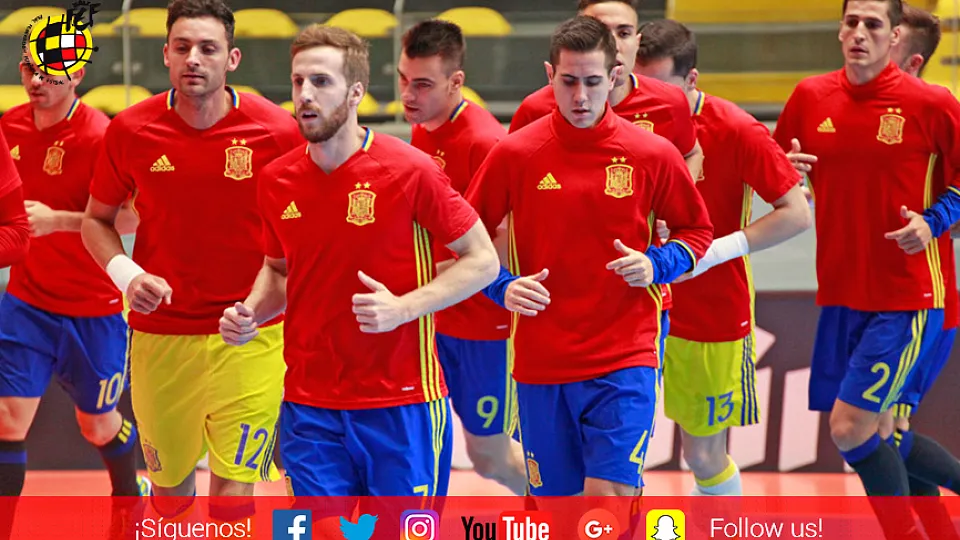 Los jugadores de la Selección de Fútbol Sala calientan antes de su encuentro en Medellín