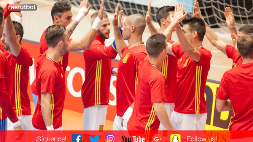 La Selección Española de Fútbol Sala calienta antes de su partido en Medellín