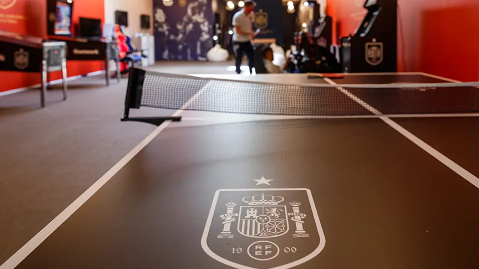 Los jugadores de la Selección española disfrutan en la sala de juegos habilitada durante la Eurocopa