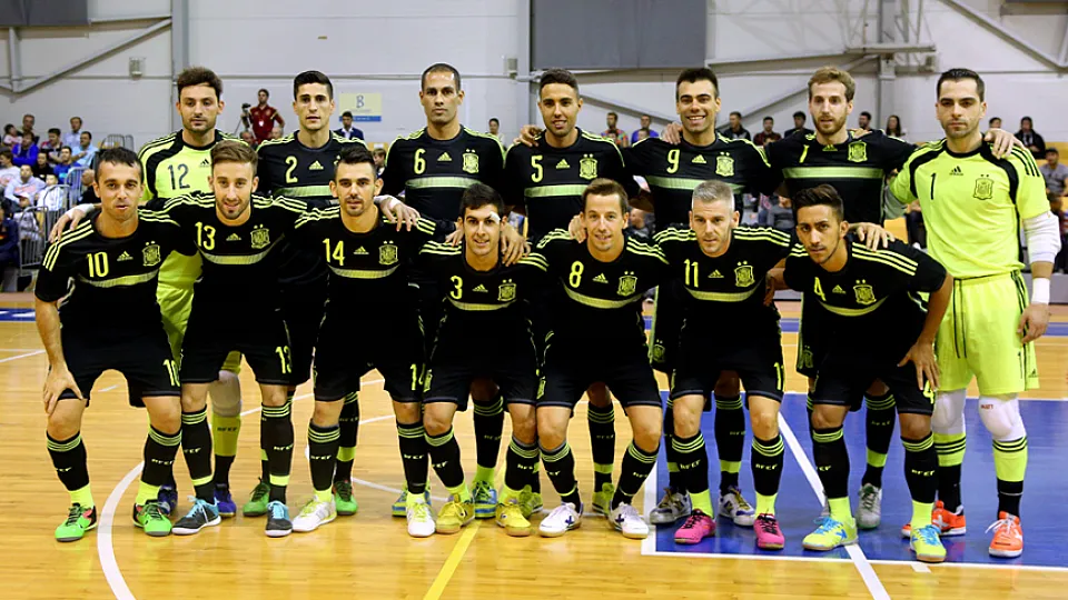 La Selección Española posa antes del partido en el Pabellón Olímpico de Riga