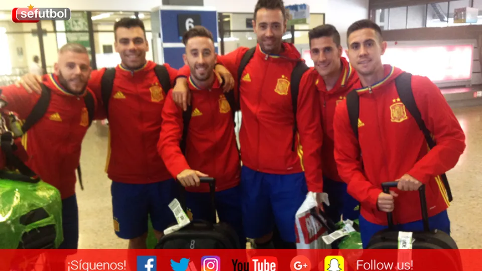 Miguelín, Sergio Lozano, Rivillos, Paco Sedano, Carlos Ortiz y Bebe posan a su llegada a Colombia 