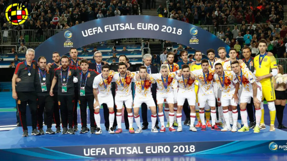 La Selección española de fútbol sala posa después de hacerse con la plata durante el Europeo disputado en Eslovenia