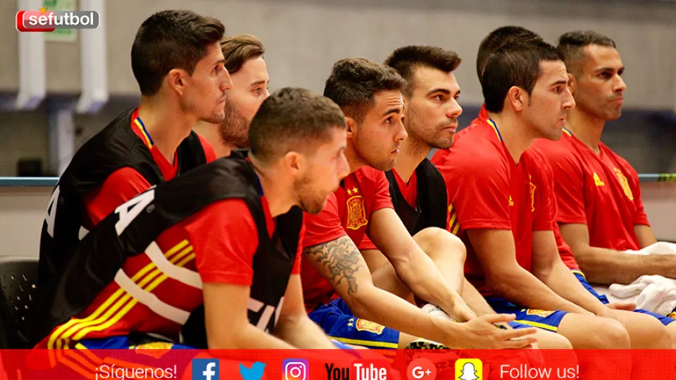 Los jugadores de la Selección de Fútbol Sala durante un descanso de su entrenamiento en Medellín