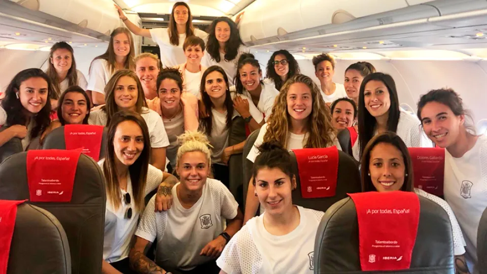 La Selección española femenina posa en el avión que transporta al equipo a Francia
