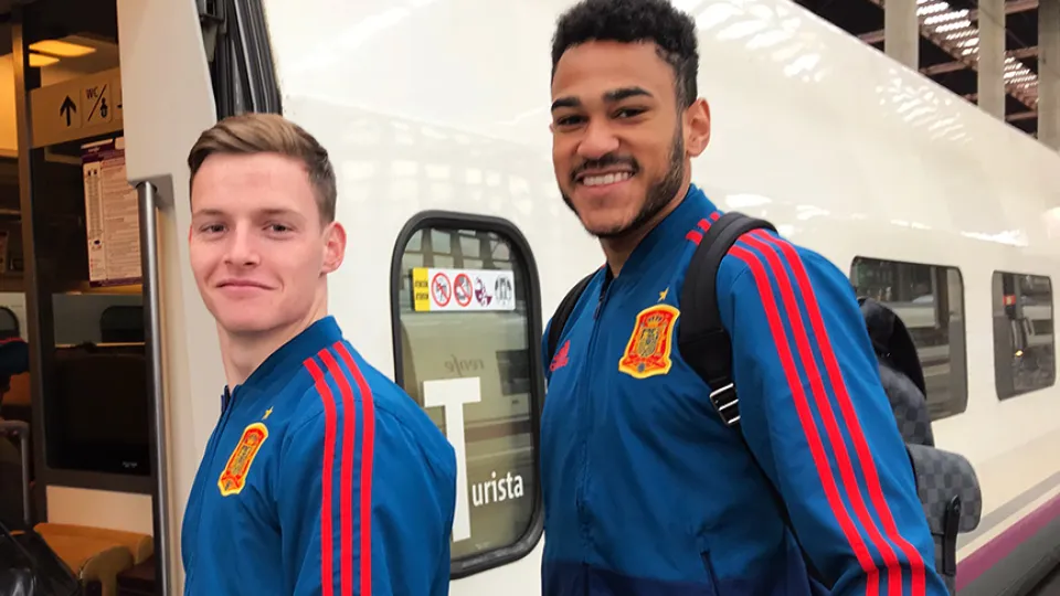 Jordi Mboula y Sergi Gómez subiendo al AVE