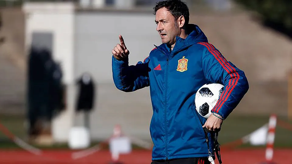Santi Denia dirigiendo un entrenamiento de la selección
