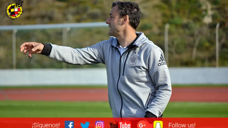 Santi Denia da órdenes a los jugadores durante el entrenamiento