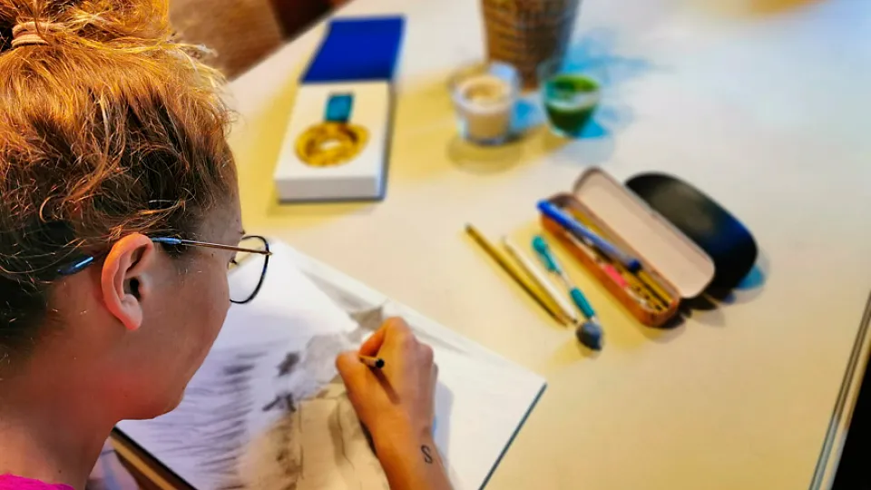 Sara Tui dibujando
