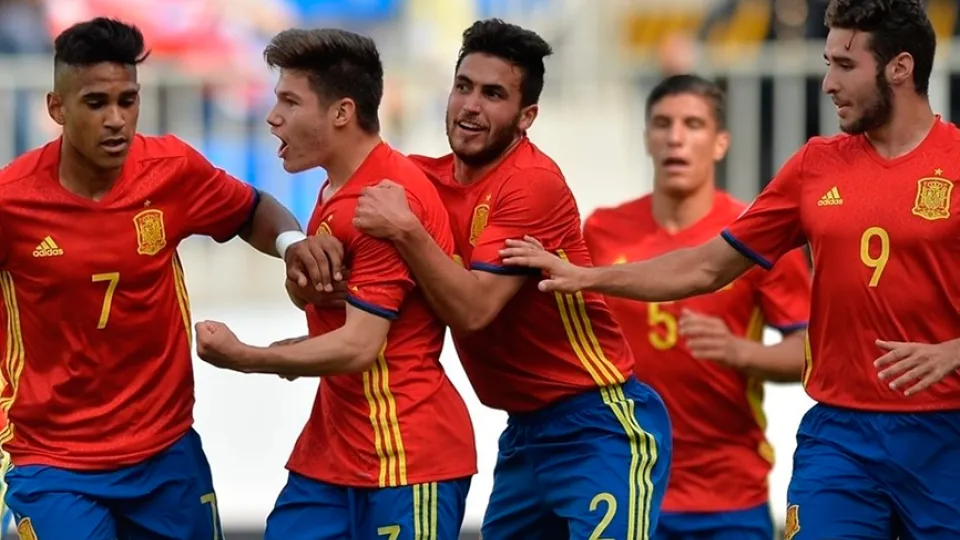 Los españoles celebran el gol de Fran García