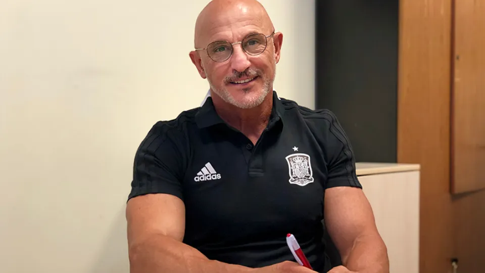 Luis de la Fuente firmando la renovación