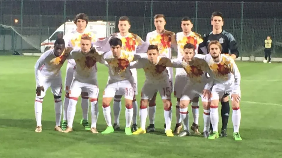La Selección Española Sub-19 posa sobre el césped del Centro de Fútbol de Serbia en Stara Pazova