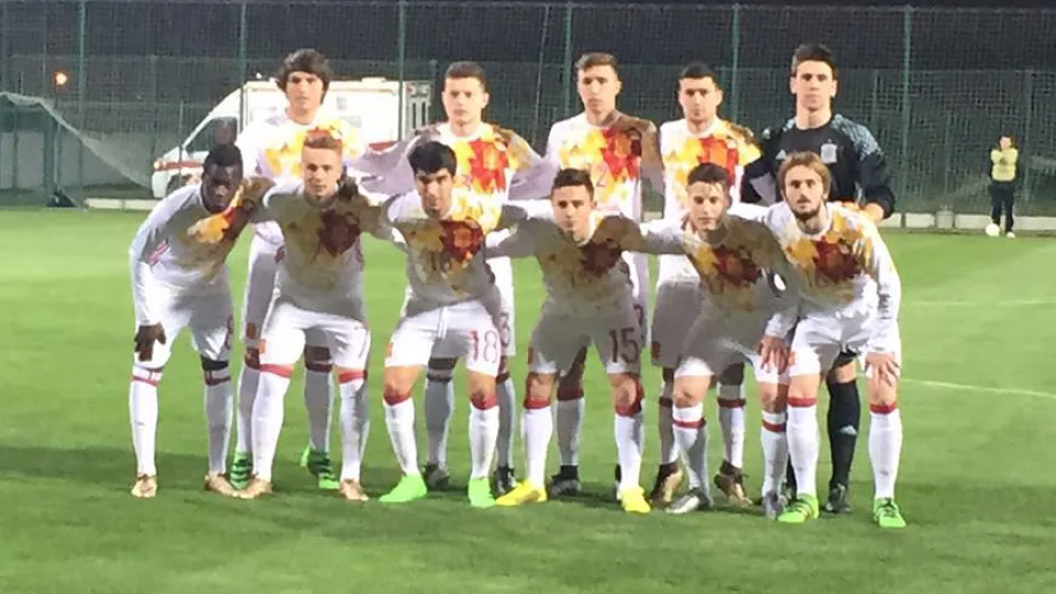 La Selección Española Sub-19 posa sobre el césped del Centro de Fútbol de Serbia en Stara Pazova