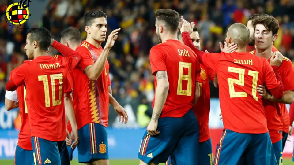 Los jugadores de la selección española celebran un gol
