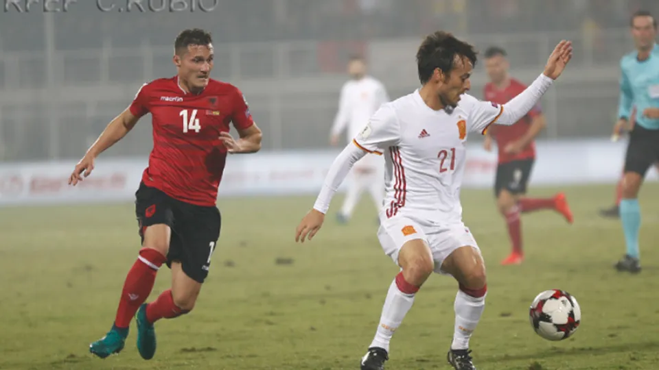 David Silva controla un balón durante el partido frente a Albania
