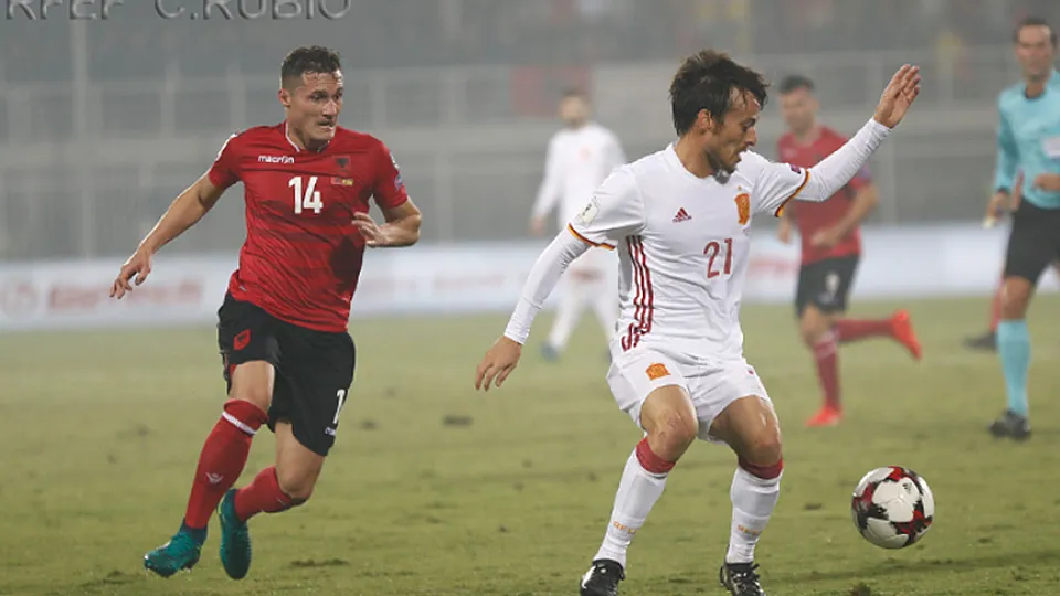 David Silva controla un balón durante el partido frente a Albania