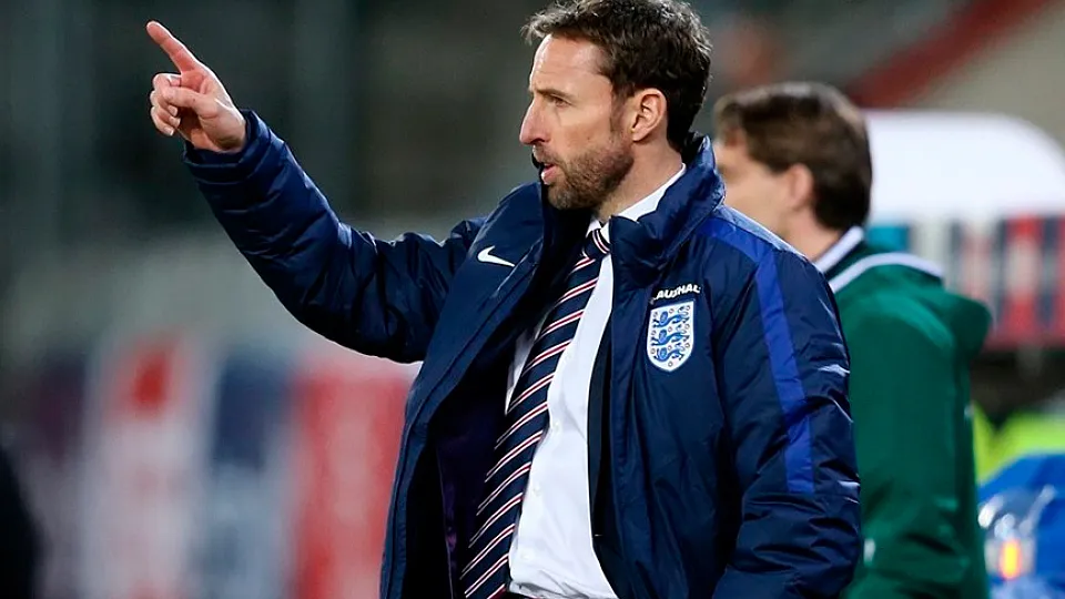 Gareth Southgate dirigiendo a Inglaterra