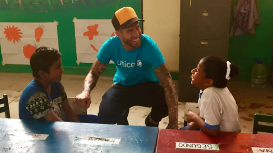 Sergio Ramos con niños en UNICEF
