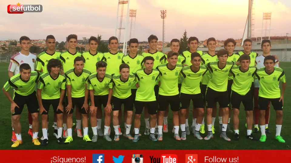 La Selección Española Sub-16 posa tras su entrenamiento en la Ciudad del Fútbol 