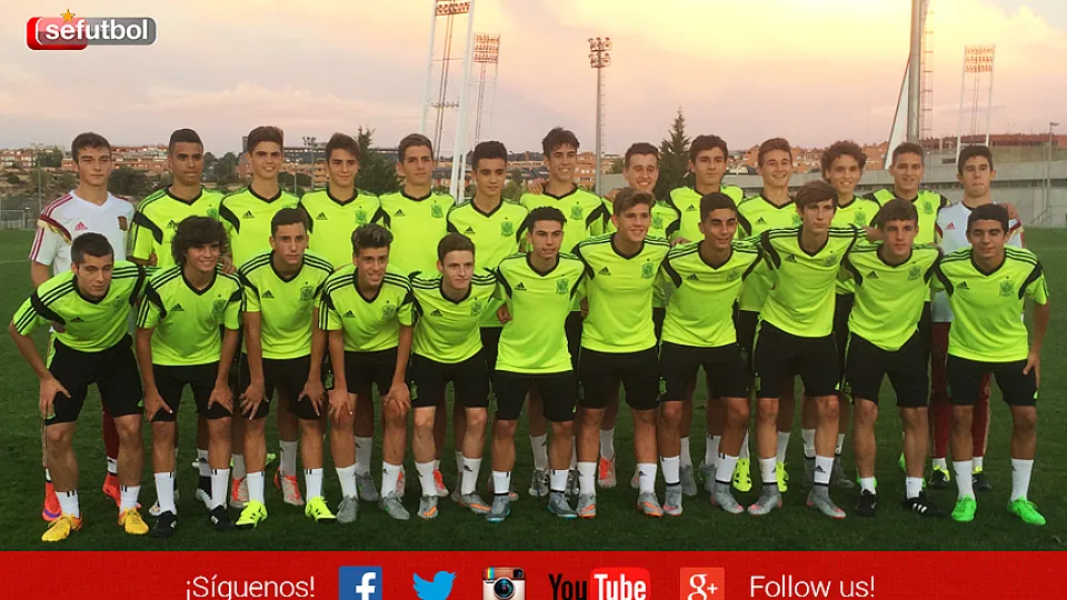 La Selección Española Sub-16 posa tras su entrenamiento en la Ciudad del Fútbol 