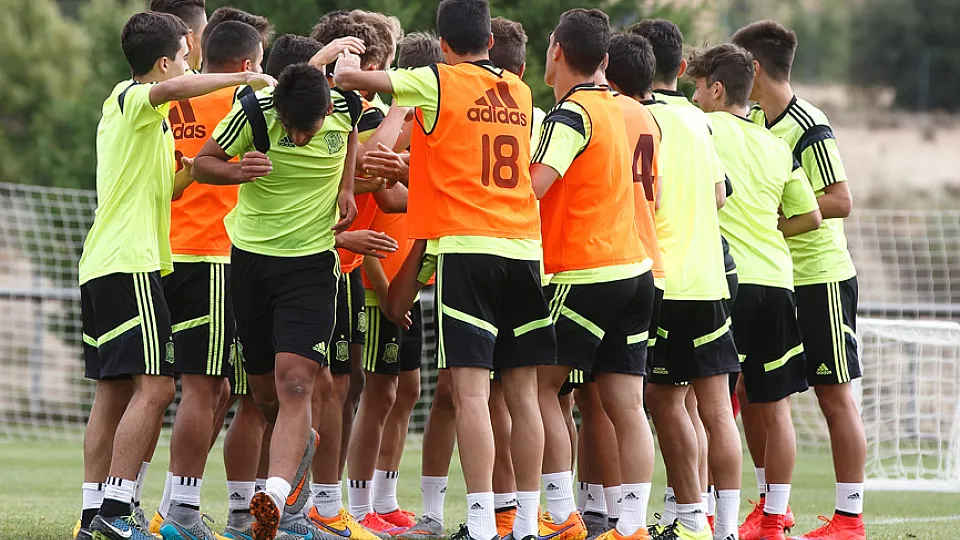 Jugadores de la Sub-17 entrenando en Las Rozas
