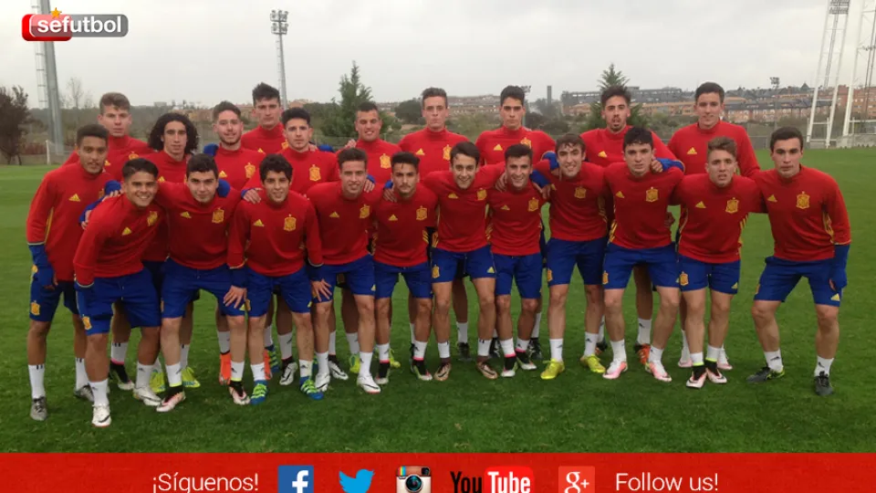 La Selección Española Sub-18 posa sobre el césped de la Ciudad del Fútbol