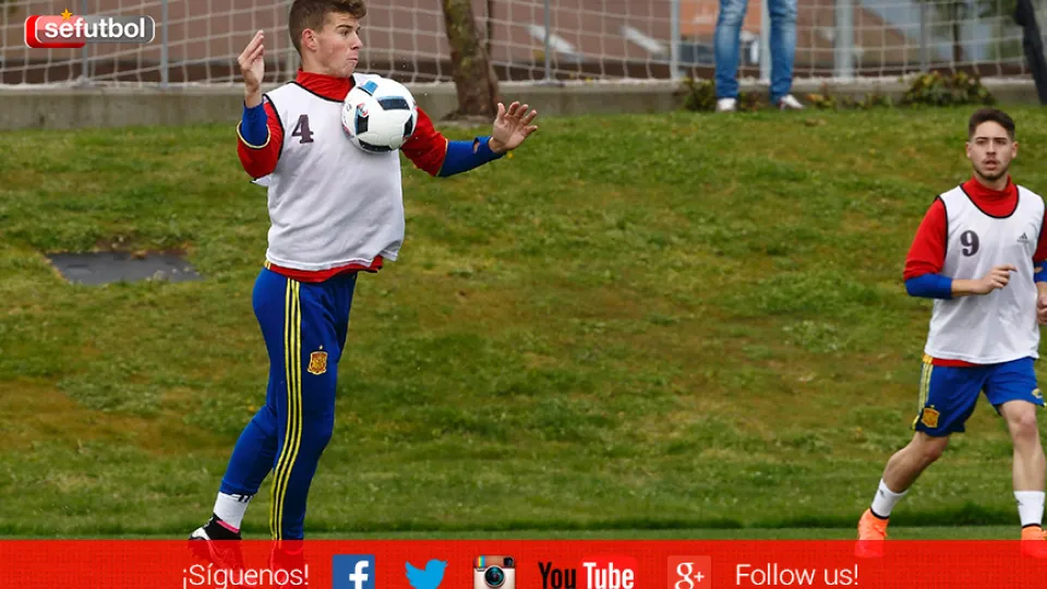Entrenamiento Sub-18. Jugador para el balón con el pecho