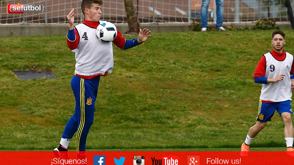 Entrenamiento Sub-18. Jugador para el balón con el pecho
