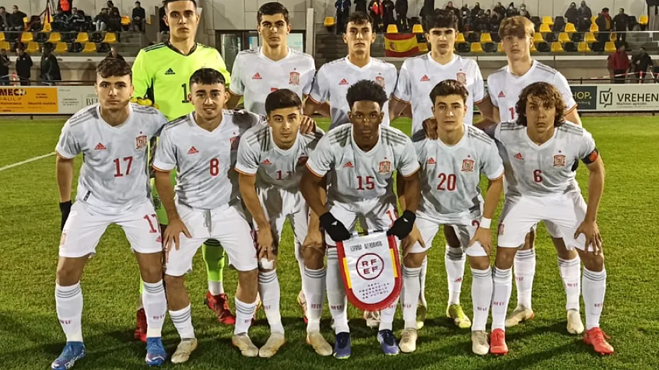 La Selección española Sub-19 posa antes de su encuentro frente a Azerbaiyán