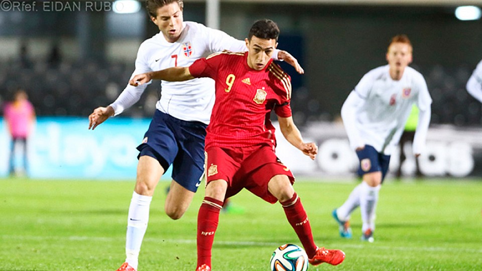 Munir El Haddadi pugna con un rival durante un encuentro reciente de la Selección Española Sub-21