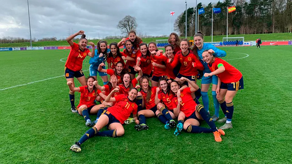 Así posan las campeonas en Inglaterra