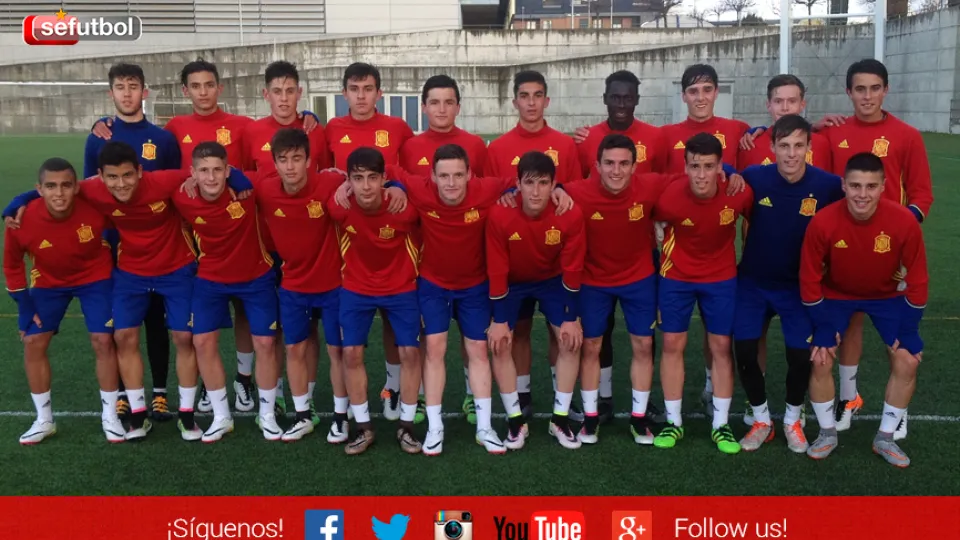 La Selección Española Sub-16 posa en la Ciudad del Fútbol de Las Rozas