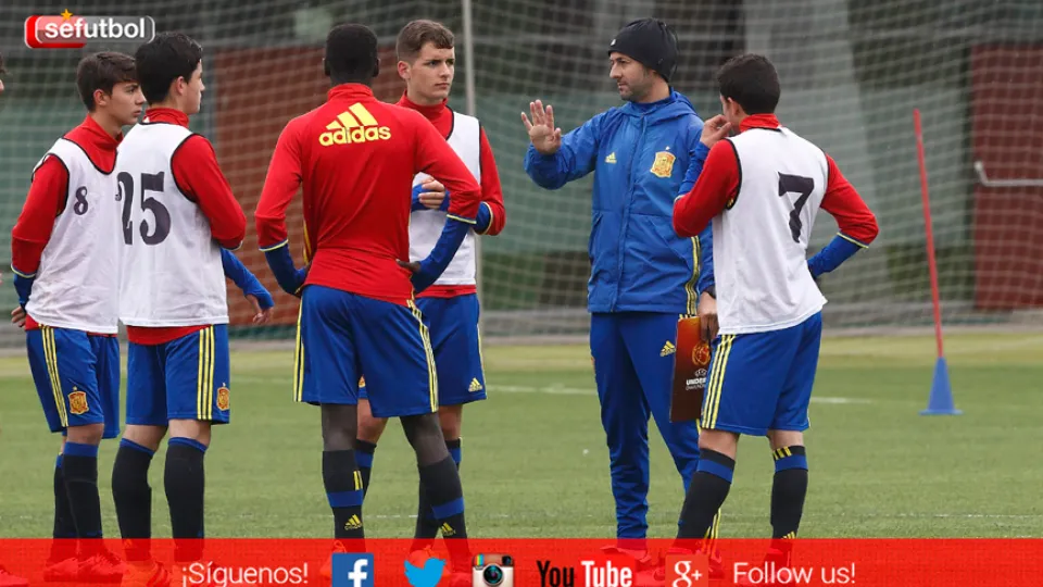 Santi Denia dirigiendo un entrenamiento