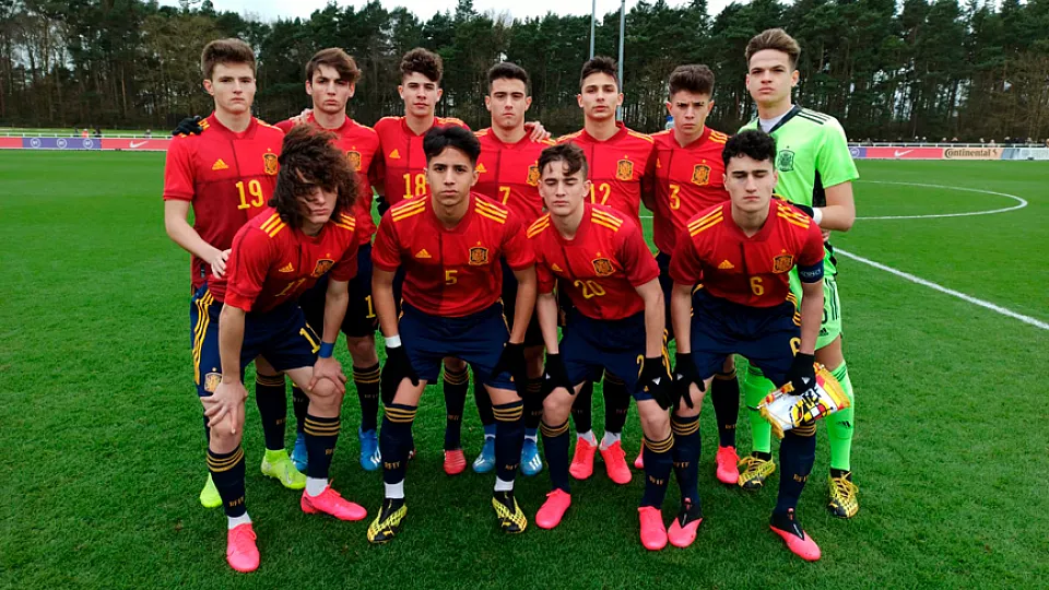 España golea a Dinamarca (3-0) en su segundo partido en Inglaterra