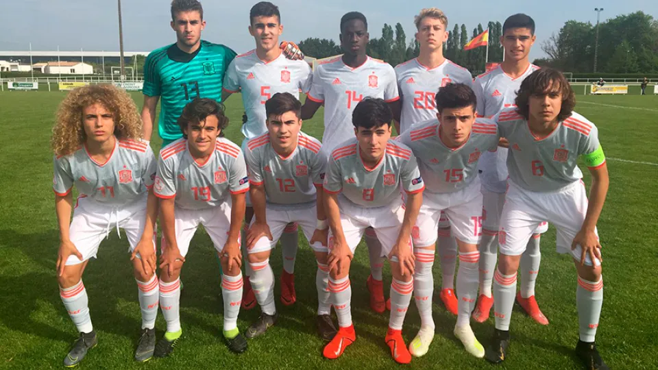 La Sub-16 posa antes de jugar el partido ante Portugal