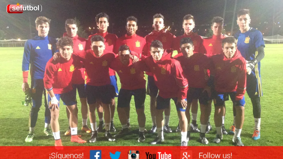 La Selección Española Sub-17 posa tras su entrenamiento del lunes en la Ciudad del Fútbol