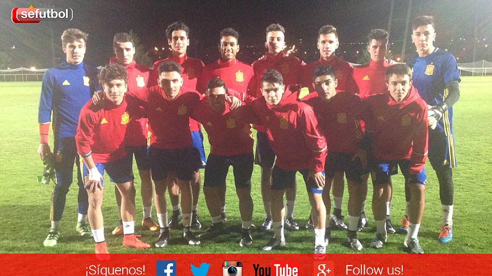 La Selección Española Sub-17 posa tras su entrenamiento del lunes en la Ciudad del Fútbol