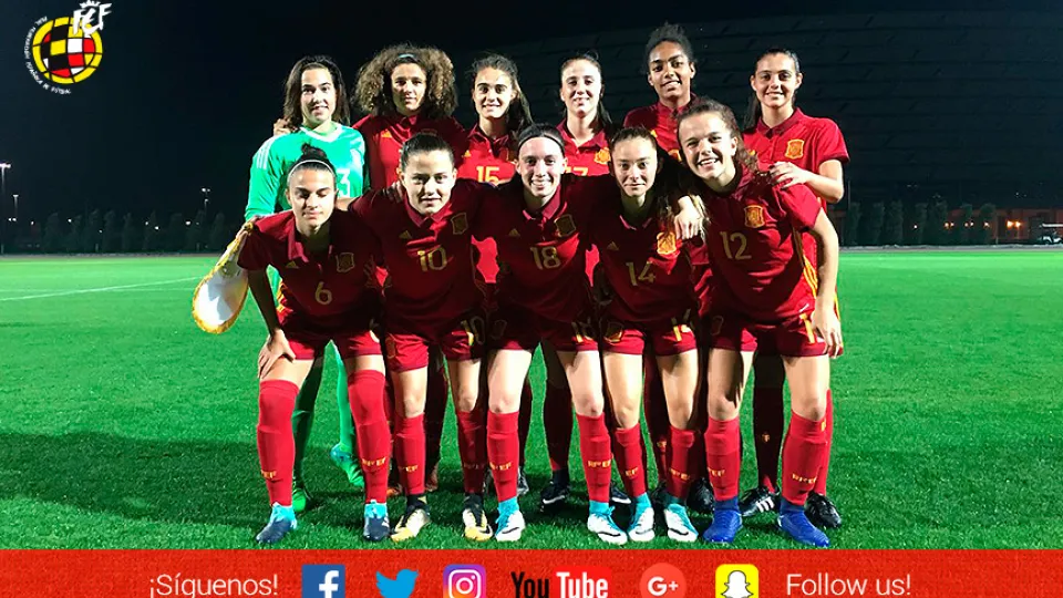 La Sub-17 femenina posa antes del partido ante Islandia