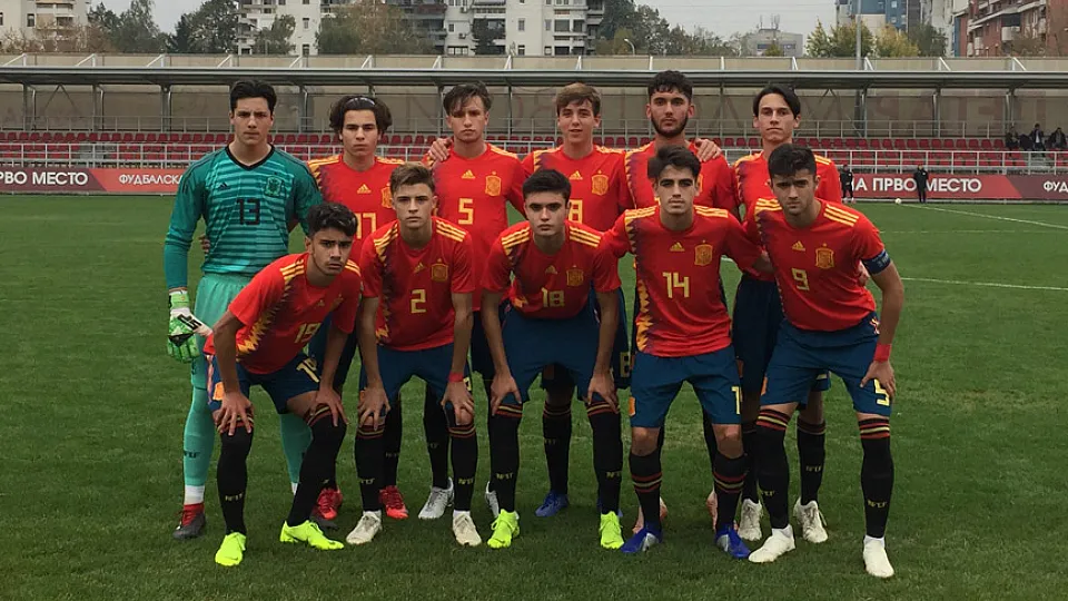 Alineación de España antes del partido contra Islas Feroe (Sub-17)