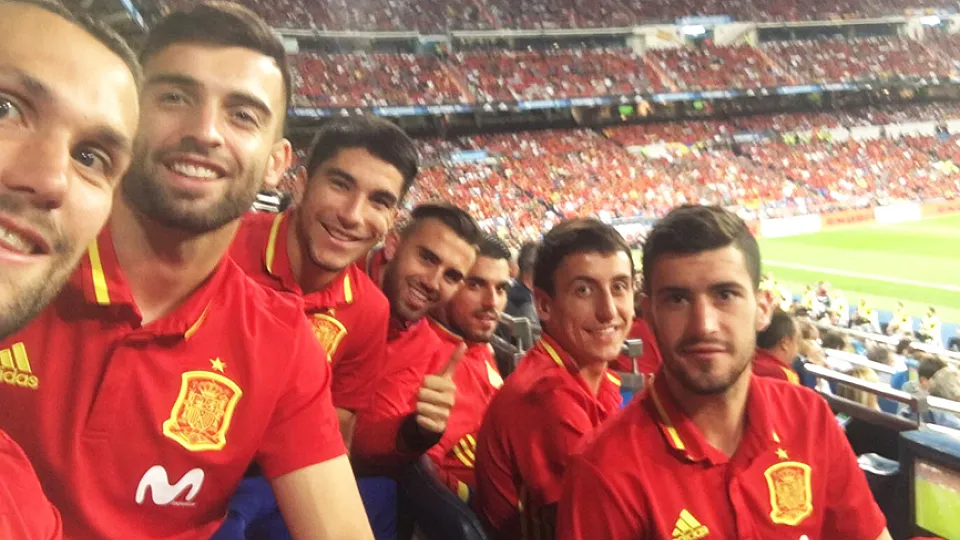 Los jugadores de la Selección española Sub-21, en el santiago bern