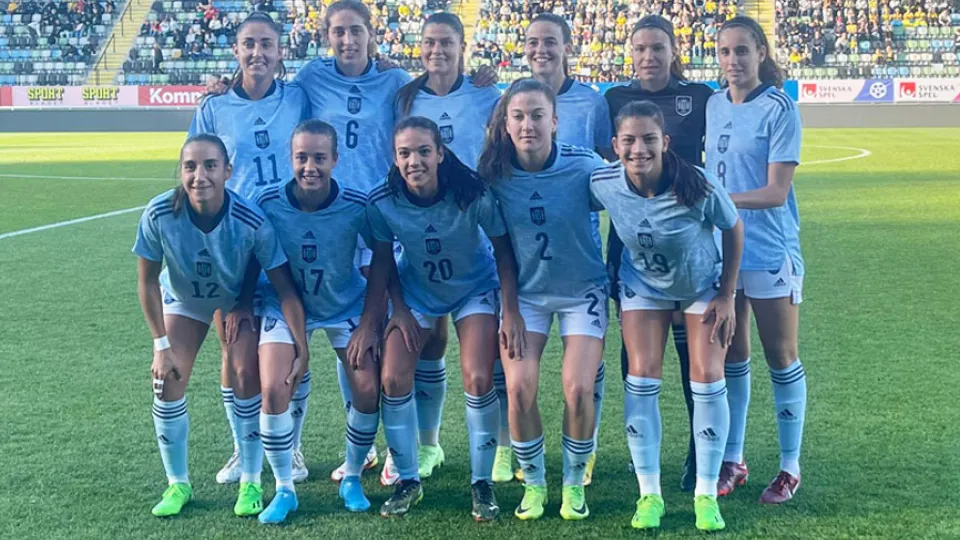 La selección sub-23 femenina posa antes de su partido frente a Suecia