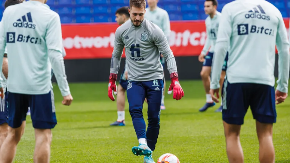 Arnau Tenas se suma al trabajo del grupo durante el último entrenamiento en Barcelona 