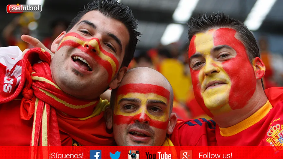 Tres aficionados de la Selección, durante un partido de España